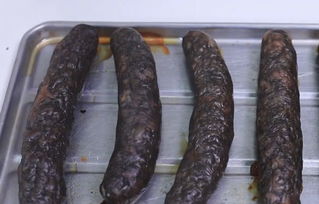 墨汁流香 臺式黑色烤腸，一口爆汁的味覺奇遇